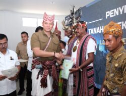 Warga Eks Timor Timur Terima Sertifikat dari Menteri AHY