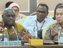 Rapat Perdana dengan DPR, Natalius Pigai: Banggga Aktivis Jalanan Jadi Menteri HAM dan Sekarang Diserang