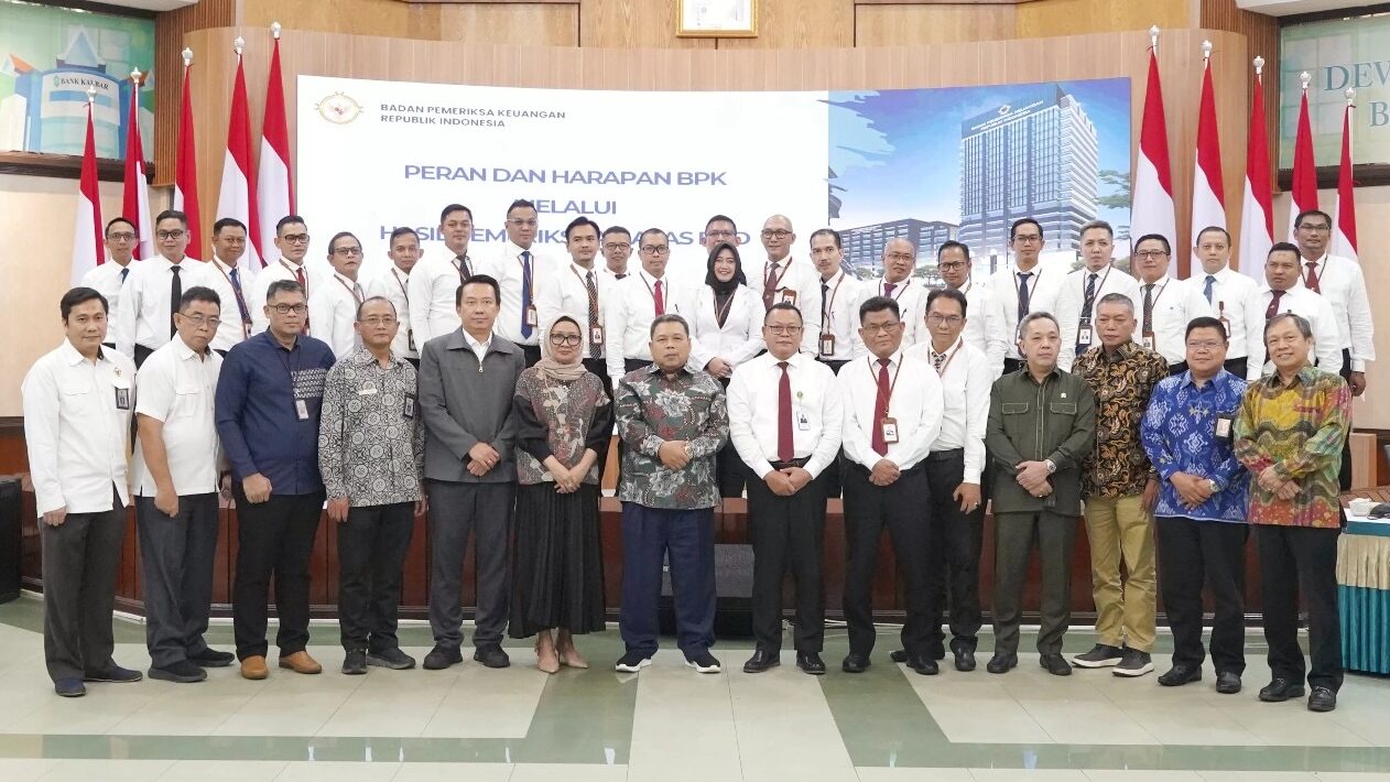 Anggota VI BPK RI, Fathan Subchi, bersama Kepala Perwakilan BPK Kalbar, Sri Haryati, saat kunjungan kerja dan pengarahan di Kantor Pusat Cabang Utama Bank Kalbar, Senin (17/2). Foto: Dok/Bank Kalbar