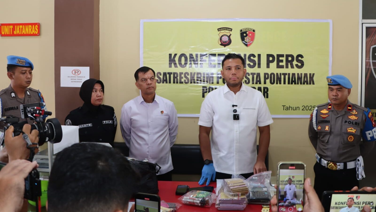 Polresta Pontianak menunjukkan barang bukti 47 keping emas ilegal, alat timbang, uang tunai, dan perlengkapan transaksi saat konferensi pers pengungkapan kasus penadahan hasil tambang emas tanpa izin (PETI) di Komplek Perdana Square, Senin (5/5/2025). (Dok. Humas Polresta Pontianak)
