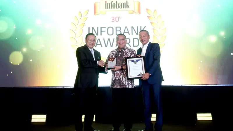 Direktur Utama Bank Kalbar, Rokidi, saat menerima penghargaan “The Excellent Performance Bank” yang diserahkan dalam acara 30 Tahun Infobank Banking Appreciation 2025 di Jakarta. (Dok. HO/Faktanasional.net)