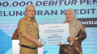 simbolis penyerahan bantuan Kredit Usaha Rakyat (KUR) oleh Bank Kalbar kepada perwakilan pelaku UMKM. (Dok. HO/Faktanasional.net)
