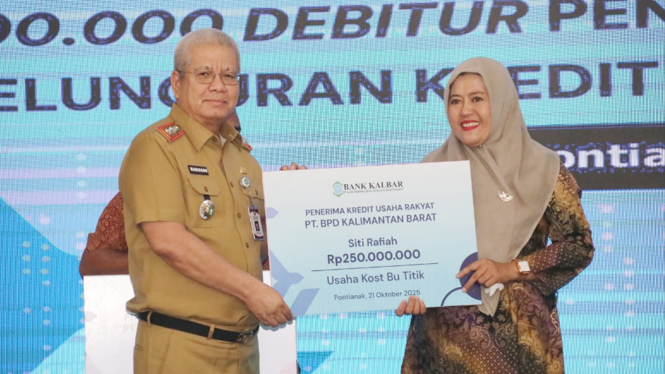 simbolis penyerahan bantuan Kredit Usaha Rakyat (KUR) oleh Bank Kalbar kepada perwakilan pelaku UMKM. (Dok. HO/Faktanasional.net)