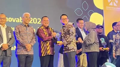 Dirut Bank Kalbar Rokidi saat menerima penghargaan dari Kementerian UMKM RI di Jakarta. Bank Kalbar diapresiasi sebagai lembaga keuangan daerah yang berperan aktif membangun ekosistem usaha yang inklusif dan berkelanjutan melalui penyaluran pembiayaan UMKM. (Foto: Istimewa)