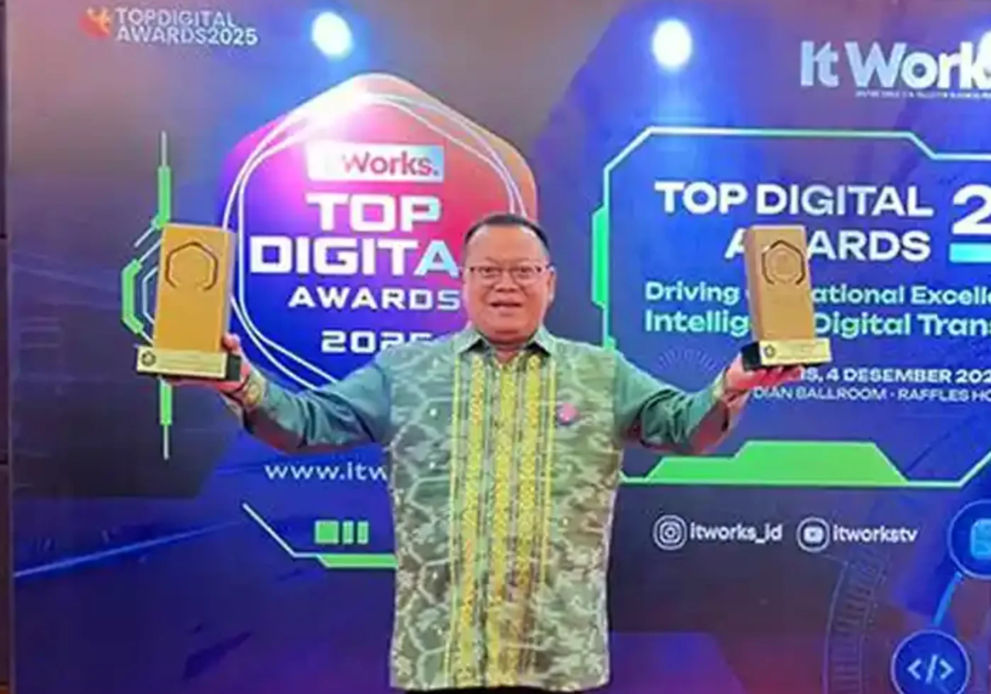 Direktur Utama Bank Kalbar, Rokidi, saat menerima penghargaan sebagai TOP Leader on Digital Implementation 2025 dalam ajang TOP Digital Awards 2025 Bank Kalbar di Jakarta, Kamis (4/12/2025). Dok. Ist