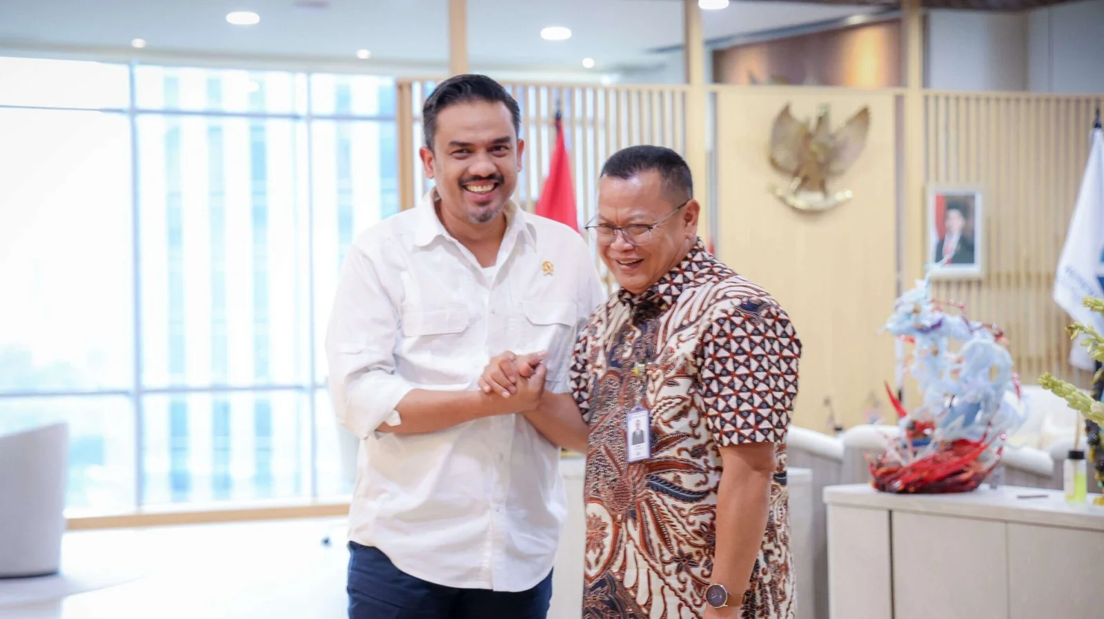 Direktur Utama Bank Kalbar, Rokidi, dan Menteri UMKM RI, Maman Abdurrahman, bersinergi menargetkan penyaluran KUR Rp1 triliun pada 2026 demi penguatan ekonomi UMKM di Kalbar. (Dok. Bank Kalbar)