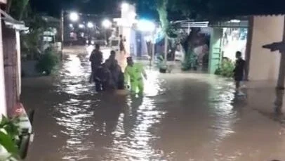 "Kondisi banjir di wilayah Kabupaten Kendal, Provinsi Jawa Tengah pada Selasa (10/2) yang merendam 1.105 unit rumah warga setempat."
