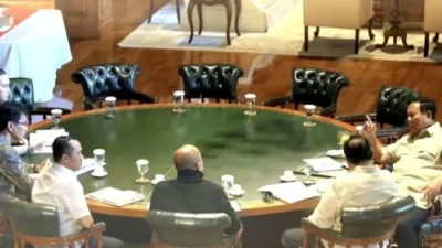 "Prabowo Subianto memimpin rapat terbatas bersama sejumlah pejabat di sektor perekonomian."