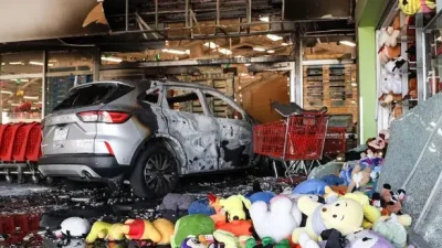 "Mobil terbakar di bagian luar pusat perbelanjaan di Guadalajara, ibu kota negara bagian Jalisco, Meksiko, Minggu (22/2/2026)."
