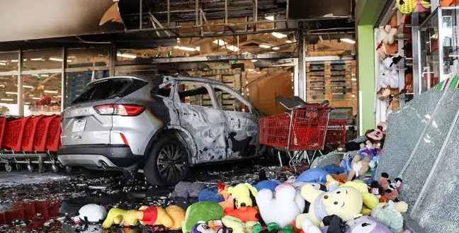 "Mobil terbakar di bagian luar pusat perbelanjaan di Guadalajara, ibu kota negara bagian Jalisco, Meksiko, Minggu (22/2/2026)."