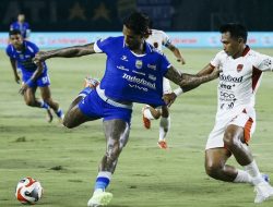 Hujan Kartu Merah & Gol Dramatis! Persib Bandung Hancurkan Bali United di GBLA, Puncak Klasemen Aman!