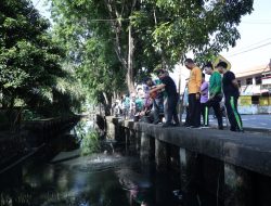 DLH Kota Pontianak Uji Coba Penaburan Eco Enzym di Parit Guna Kurangi Bau