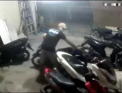 Colong Motor Cuma Semenit, Terpantau CCTV
