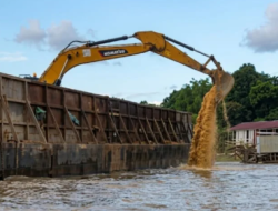 Aktivitas PT KAN Cemari Sungai Kapuas di Sanggau