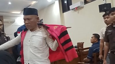 Kepala Desa (Kades) Kecamatan Abung Tengah, Kabupaten Lampung Utara, Lampung, Hasan Muhtaridi jalani sidang perkara dugaan korupsi pengelolaan Dana Desa (DD) dan Alokasi Dana Desa (ADD) Tahun 2022-2024. (FAKTANASIONAL/ADAM)