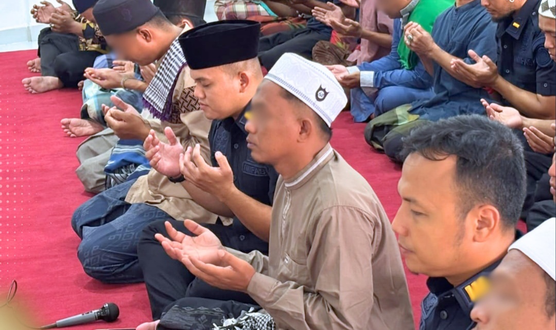 Jajaran Lapas Muara Tebo, saat melaksanakan doa bersama untuk lima jurnalis dan tiga awak kapal yang hilang saat meliput GAK. (FAKTANASIONAL/HO).