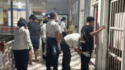 Tim gabungan bersama Lapas Bandarlampung saat menggelar razia dan tes urine secara mendadak dan acak pada Rabu malam. (FAKTANASIONAL/HO).