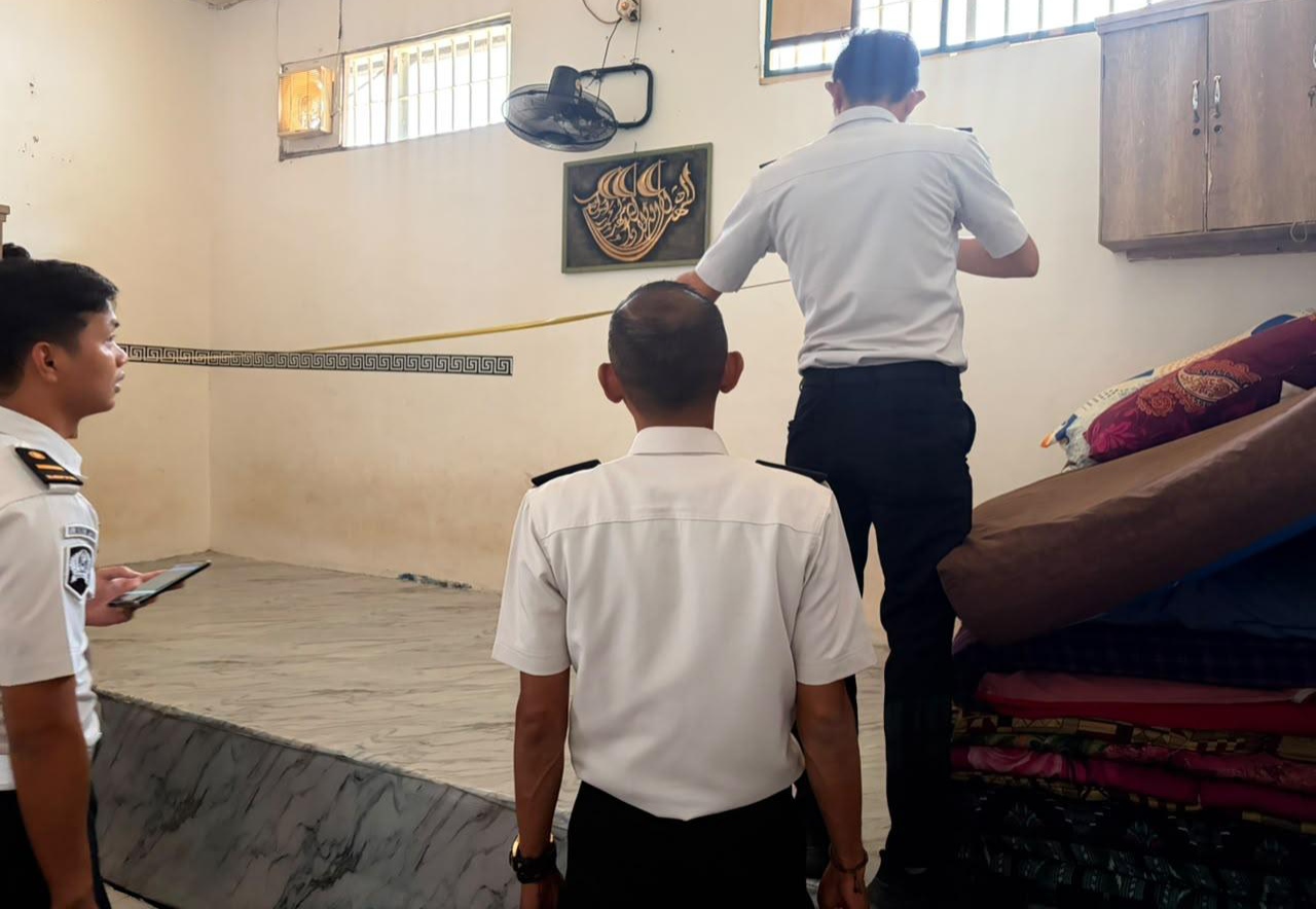 Petugas pengamanan Lapas Narkotika, Bandarlampung, Lampung saat melakukan pengecekan kamar hunian warga binaan. (FAKTANASIONAL/HO).