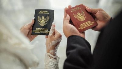 Foto ilustrasi menunjukkan sepasang pengantin sedang memegang buku nikah. (FAKTANASIONAL/HO).