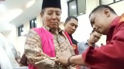 Terdakwa mantan Gubernur Lampung, Arinal Djunaidi saat akan diborgol usai menjalani sidang putusan sela dalam perkara dugaan korupsi Participating Interest (PI) 10 persen. (FAKTANASIONAL/ADAM).