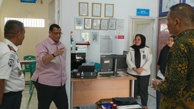 Inspektorat Jenderal (Irjen) Kementerian Hak Asasi Manusia (HAM) RI, Dr. Farid Junaedi saat meninjau Klinik Kesehatan Pratama di Lapas Narkotika Bandarlampung. (FAKTANASIONAL/HO).