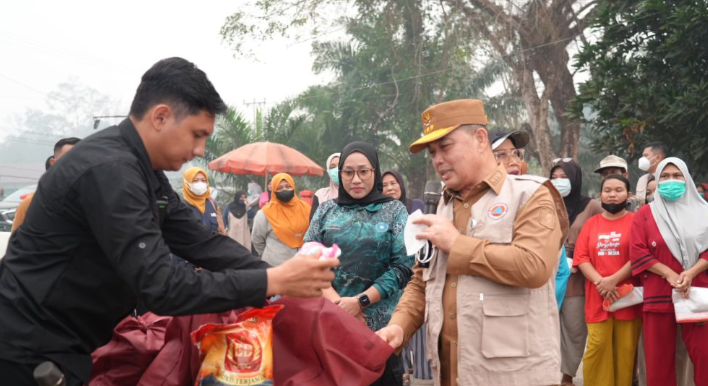 Komitmen Bank Kalbar Meringankan Beban Warga Ketapang Lewat Bantuan 1.000 Paket Sembako Bersubsidi