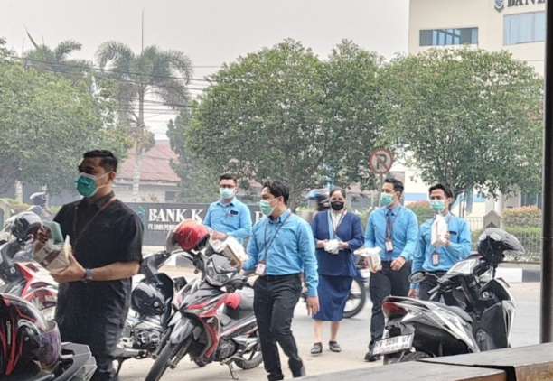 Bank Kalbar Cabang Sanggau Bagikan Ribuan Masker Gratis untuk Warga Terdampak Bencana Kabut Asap