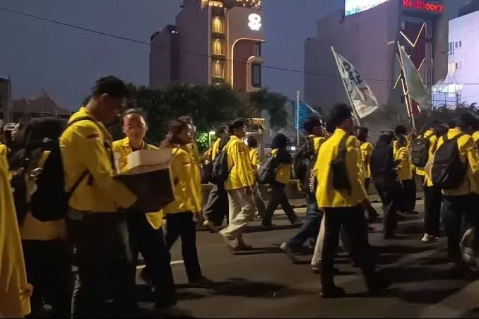 Demo BEM UI di Sudirman Berakhir Kericuhan Malam Ini