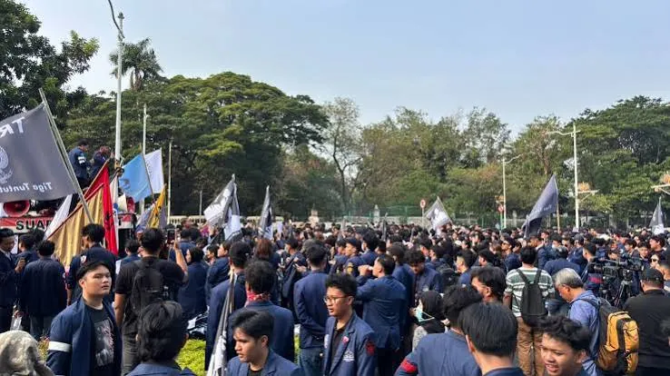 Mahasiswa Trisakti Soraki Stafsus Wamensesneg Saat Aksi Unjuk Rasa