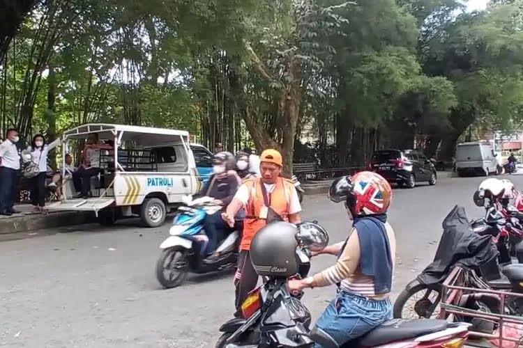 Dishub Jakarta Tertibkan Juru Parkir Liar di Mini Market