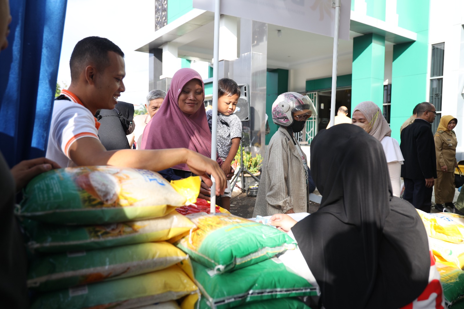 Bantu Ekonomi Masyarakat, Pemkot Pontianak Gelar Pasar Murah