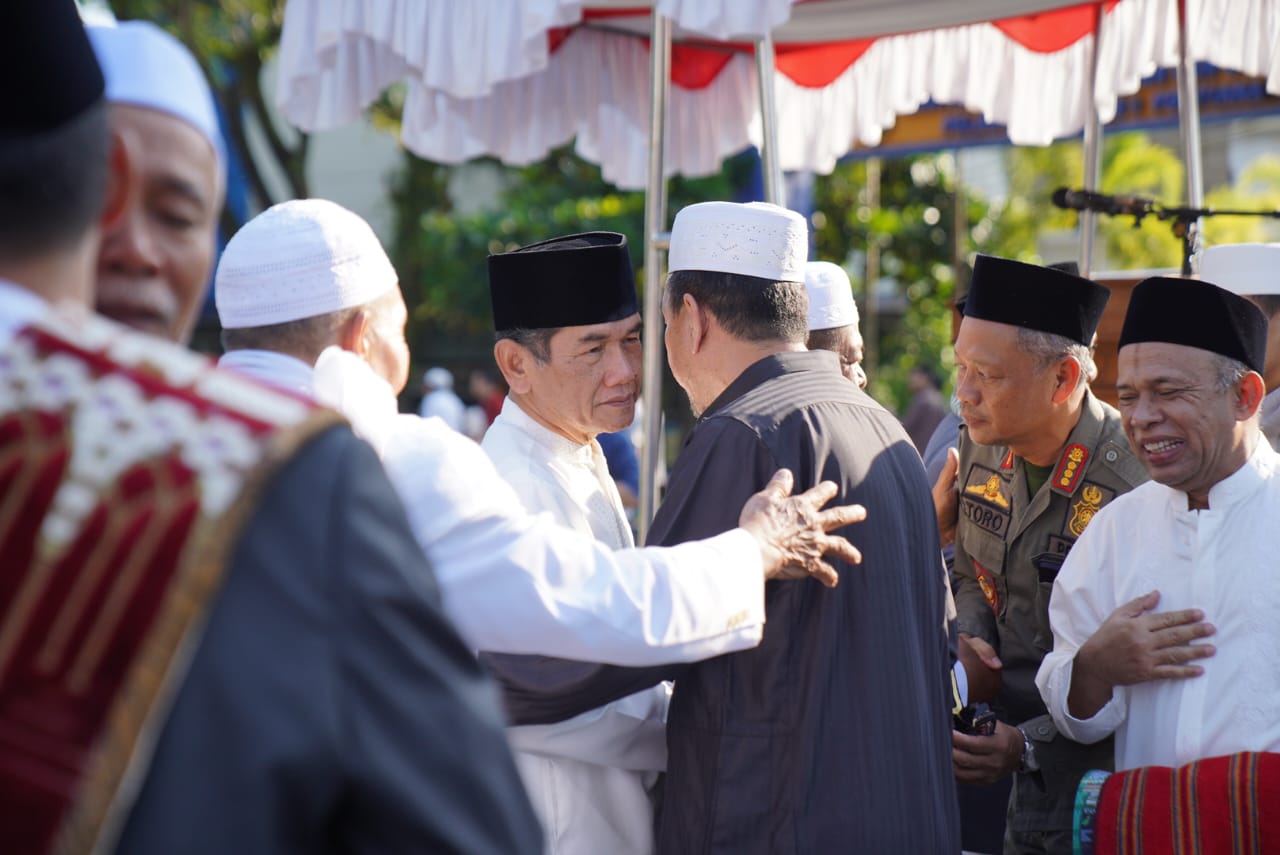 Salat Idul Fitri bersama Warga, Ani Sofian Ajak Umat Islam Teladani Nabi Ibrahim