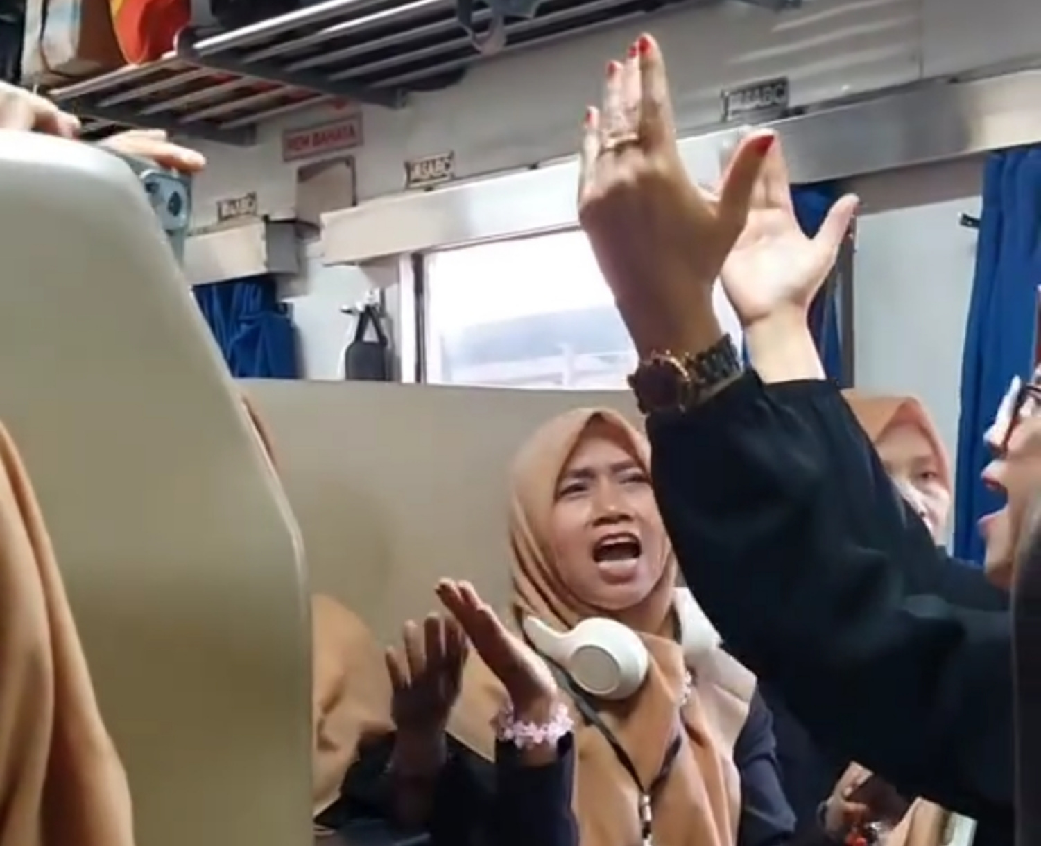 Emak-emak Berisik di Kereta Api, Penumpang Merasa Terganggu