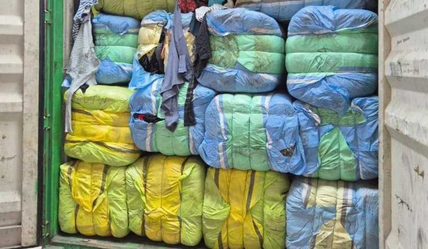 Aparat Gabungan Sita Ribuan Bal Pakaian Bekas Impor Ilegal Senilai Rp16 Miliar di Kalbar