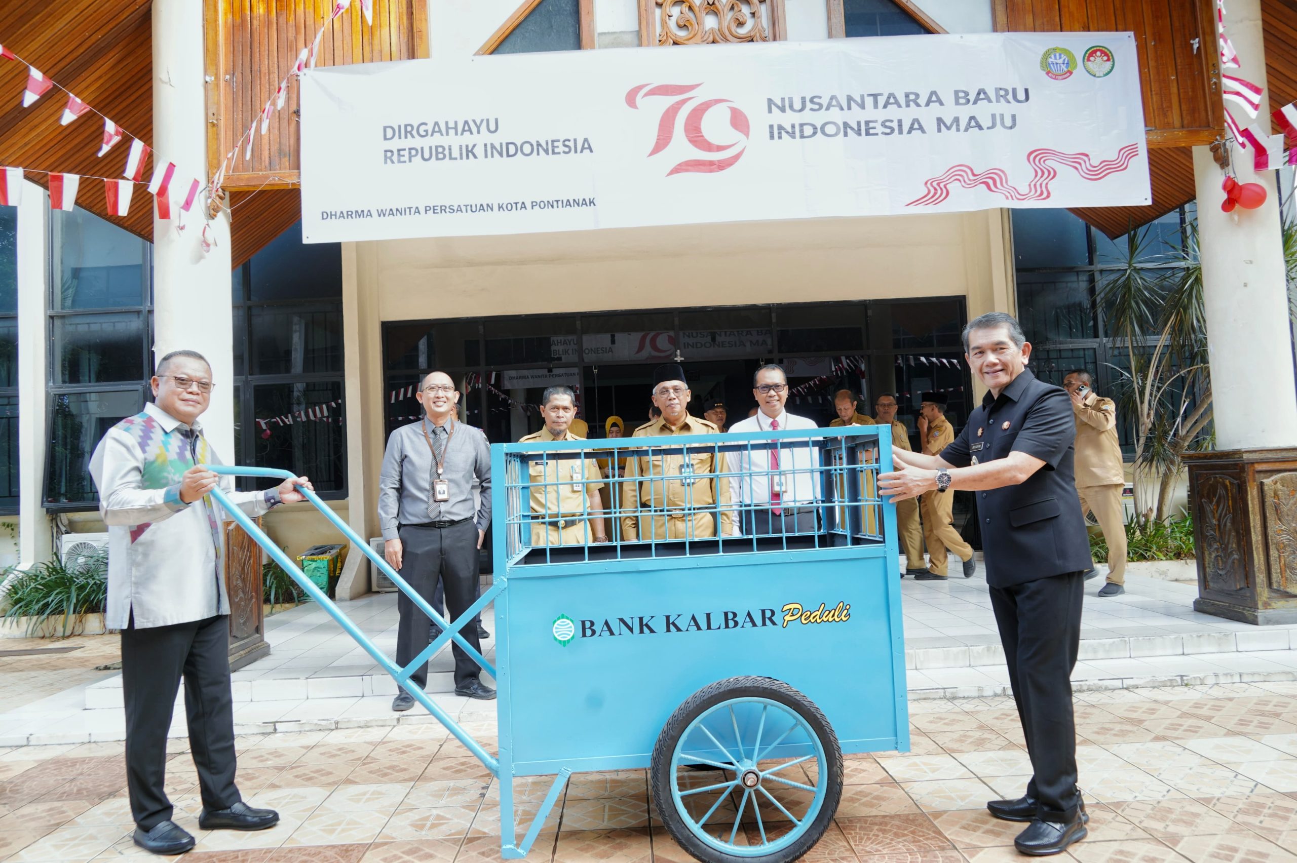Kembali Bank Kalbar Berkomitmen CSR, Sumbang Gerobak Sampah untuk Kota Pontianak