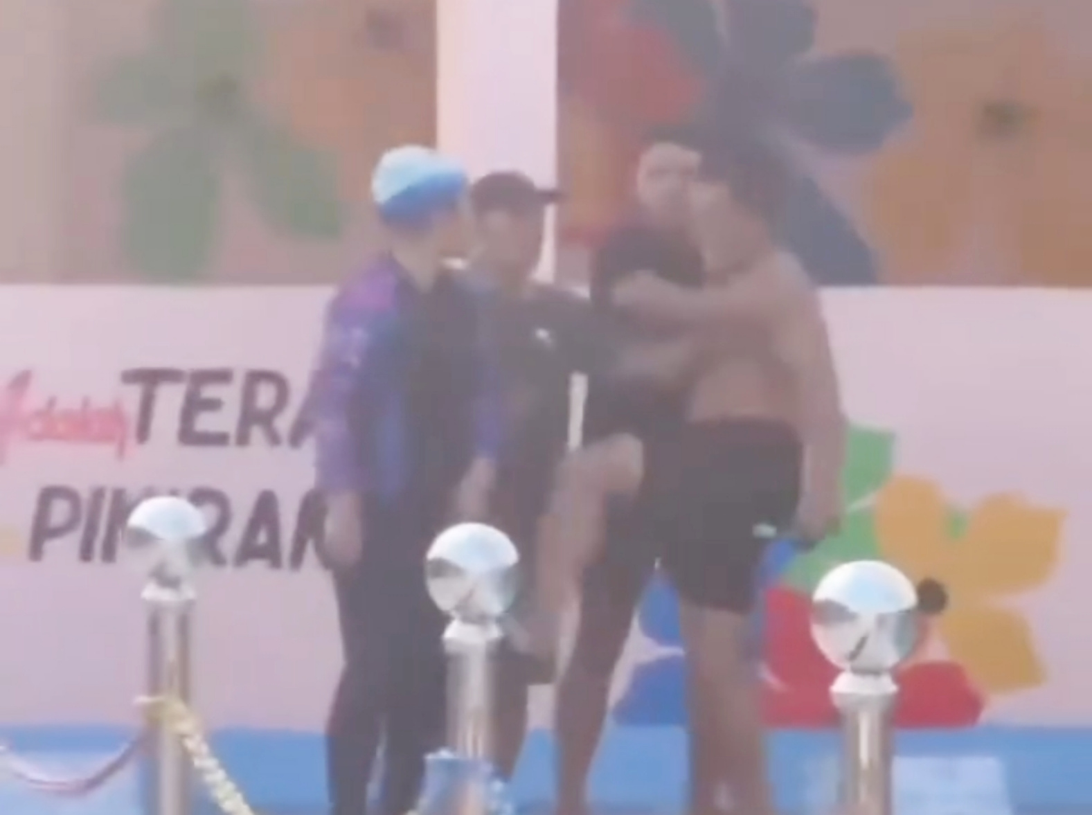 Pelatih Renang Pria Tendang Alat Vital Guru Olahraga Wanita Hingga Pingsan