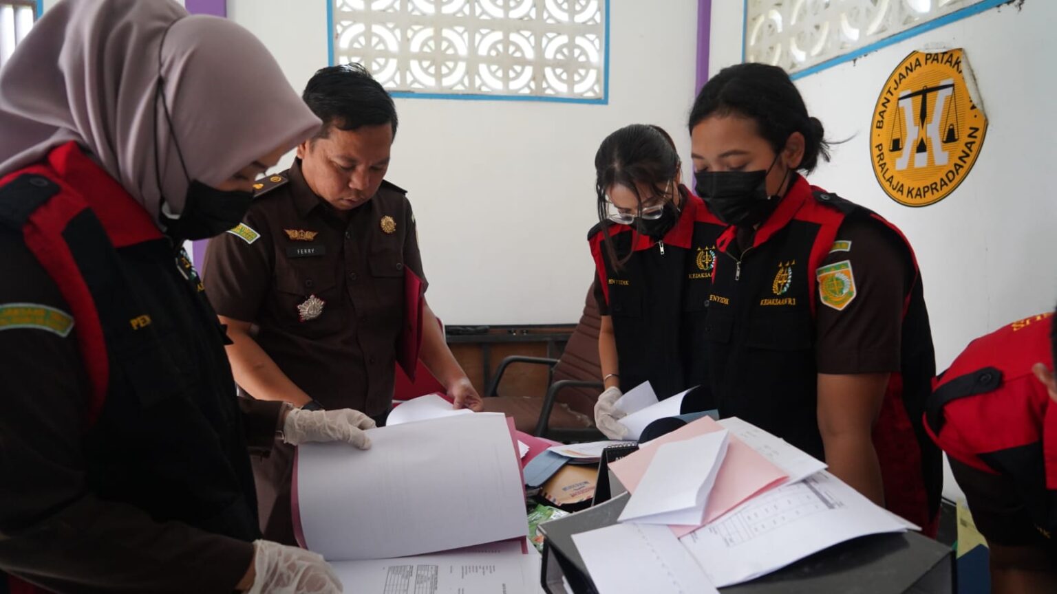 Tindaklanjut Kasus TERA, Kejari Sanggau Geledah Kantor Disperindagkop