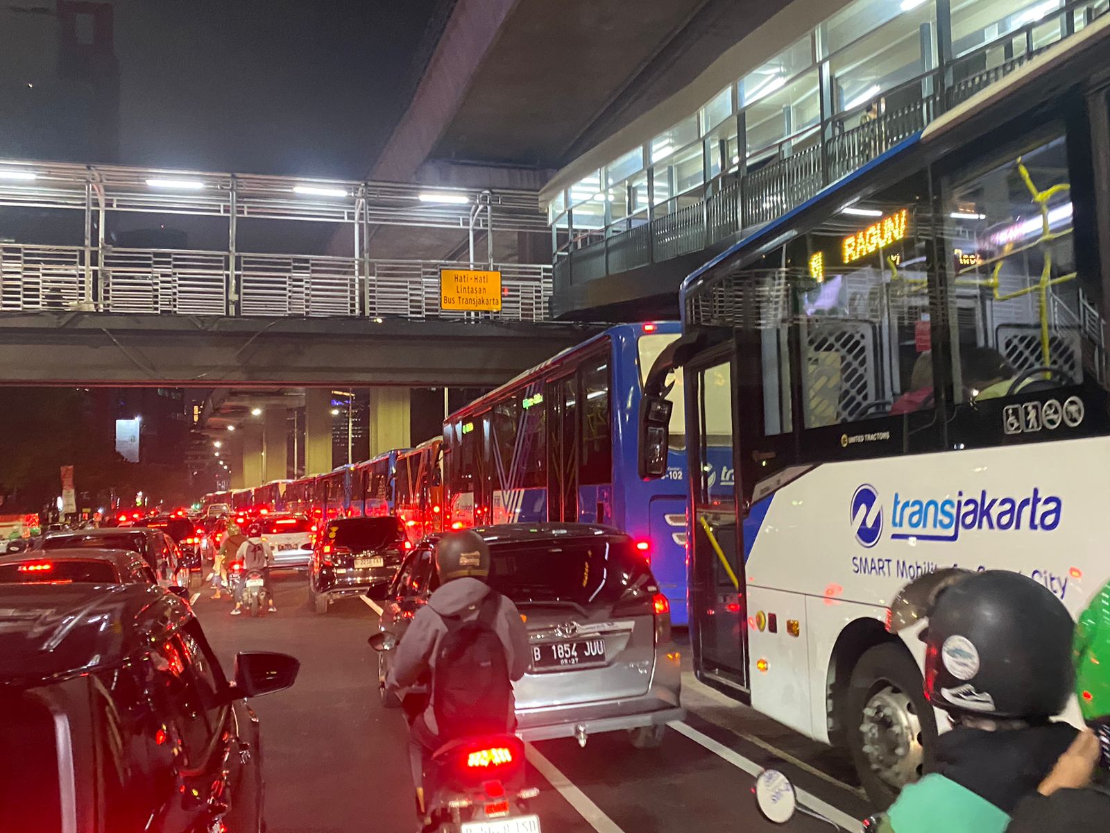 Puluhan Bus Transjakarta Stuck di Kuningan Jaksel, Pengamat: Pj Heru Harus Copot Jajaran Direksi!