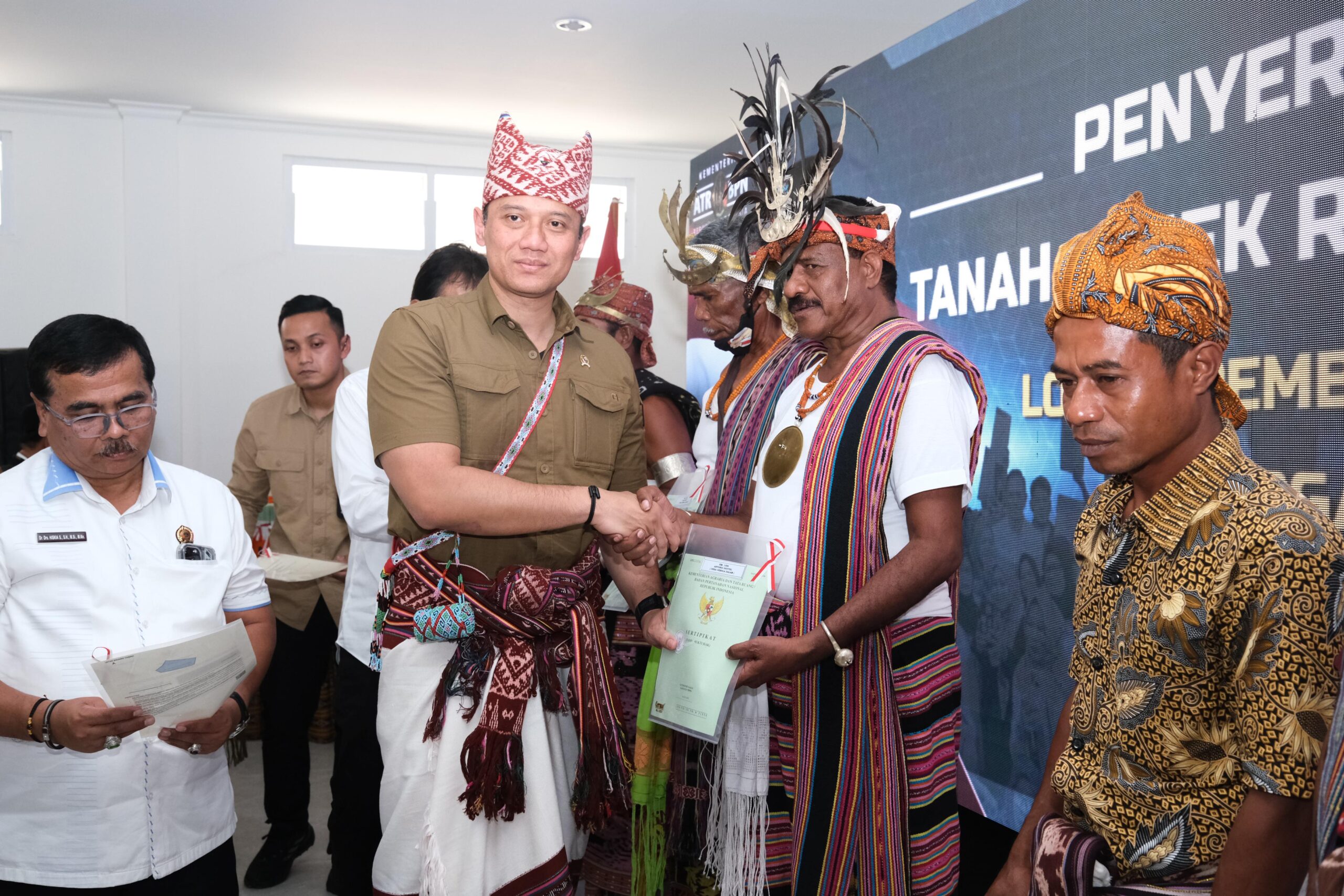 Warga Eks Timor Timur Terima Sertifikat dari Menteri AHY
