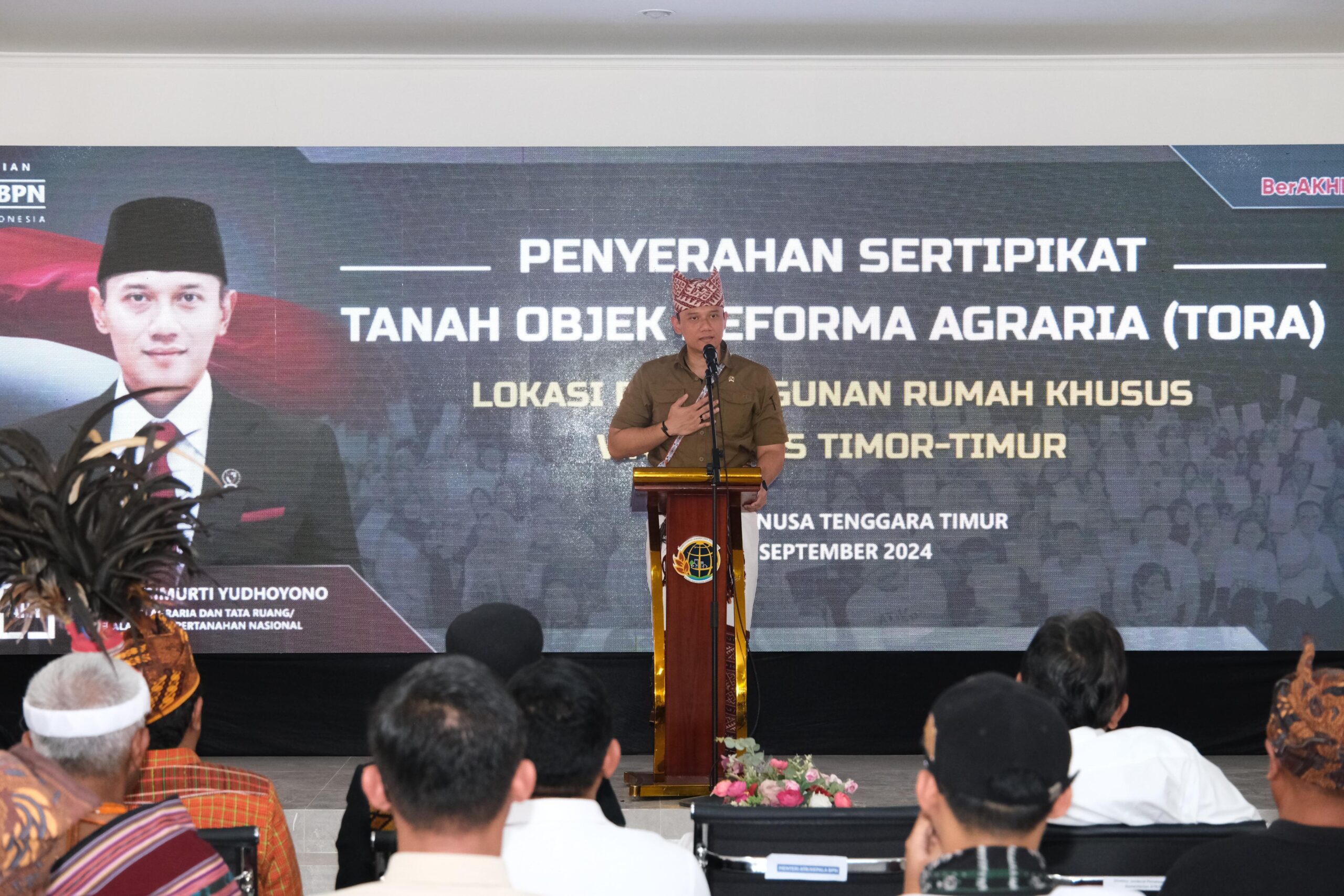 Serahkan Sertifikat Tanah ke Masyarakat Eks Timor Timur di NTT, Menteri AHY Kenang Pernah Sekolah di Dili