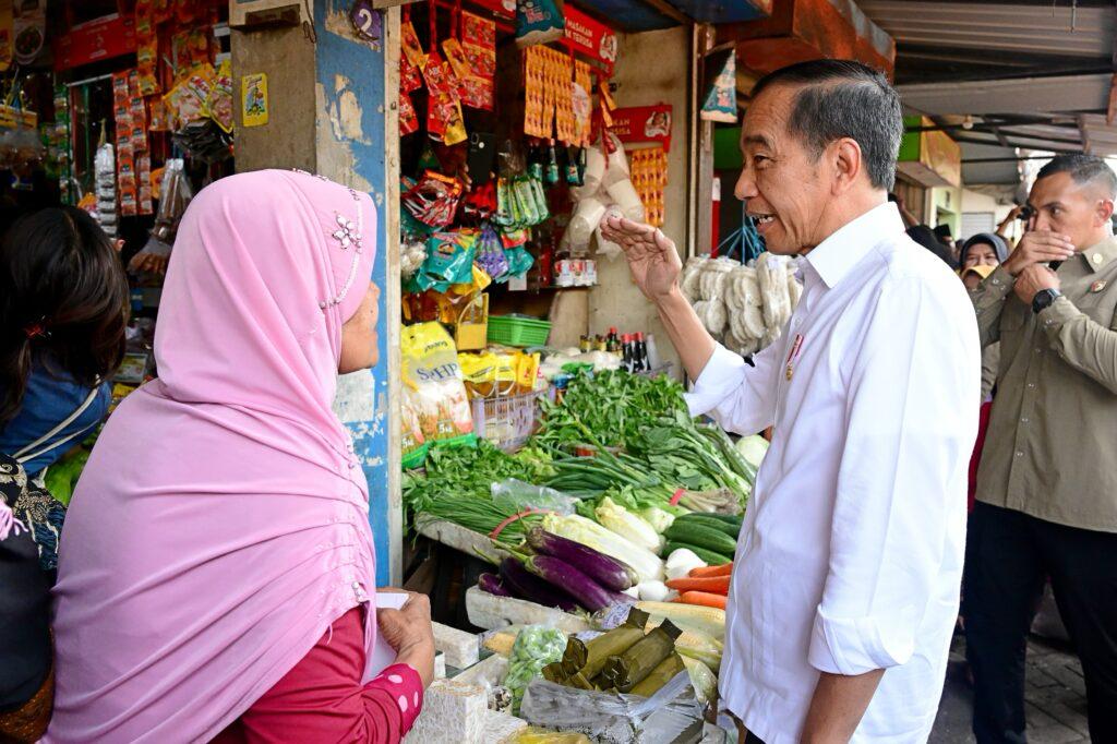 Kunjungi Pasar Dukuh Kupang, Presiden Jokowi dan Iriana Cek Harga dan Interaksi dengan Warga