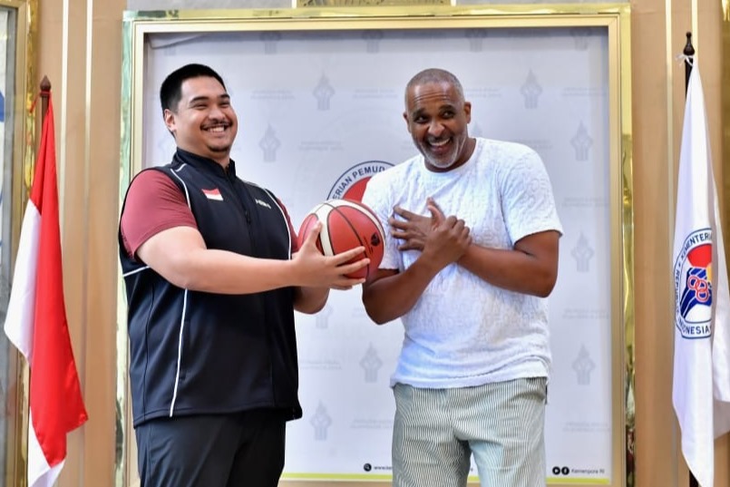Menpora Dito Ariotedjo Sambut Kedatangan Pelatih NBA Phil Handy di Indonesia