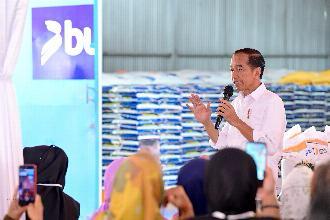 Presiden Jokowi Tinjau Ketersediaan Beras, Serahkan Bantuan Pangan di Tanah Grogot, dan Minta Maaf ke Warga