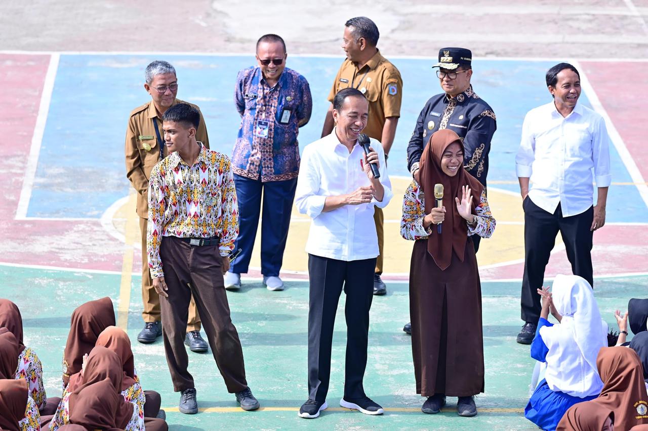 Presiden Joko Widodo Tinjau Fasilitas Pendidikan di SMK Negeri 1 Tanah Grogot