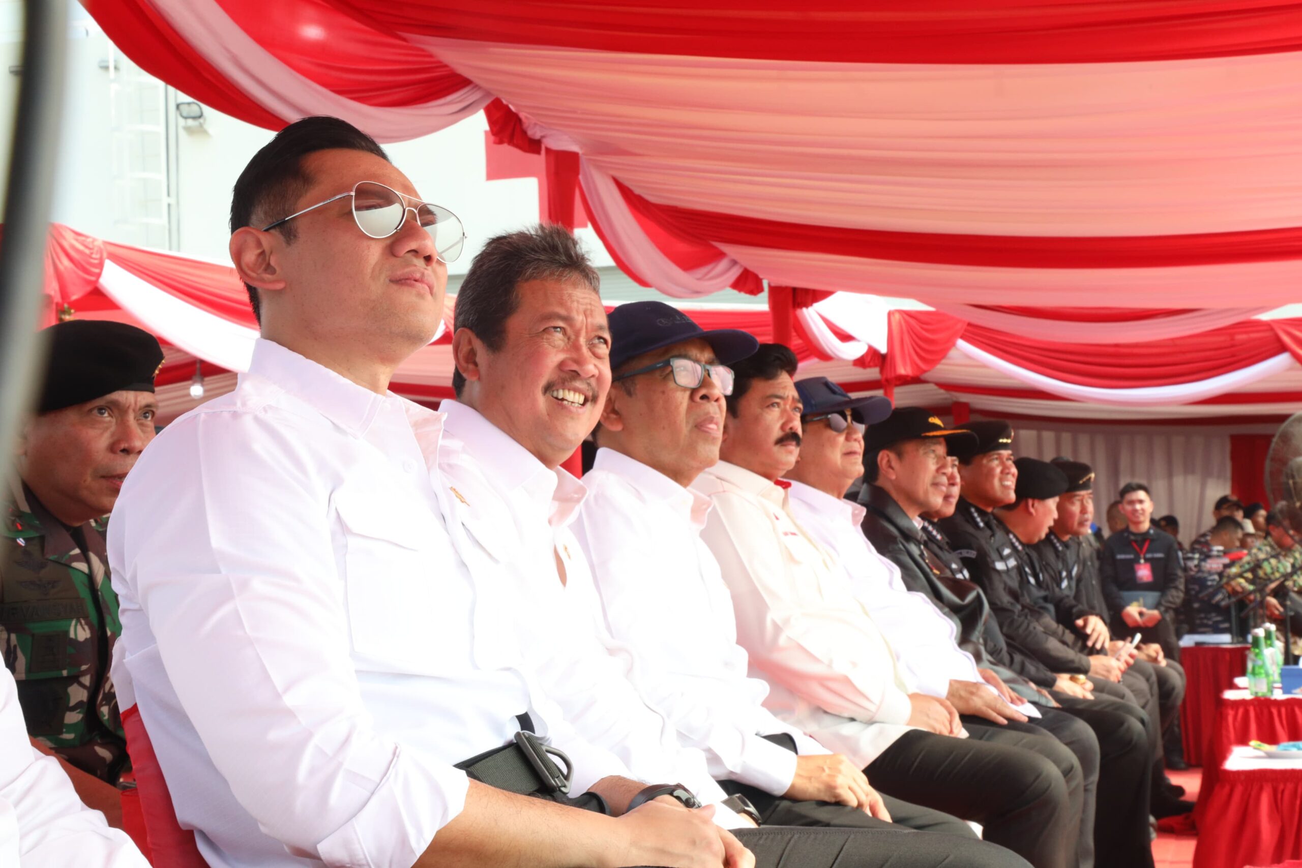 Bersama Presiden RI, AHY Peroleh Brevet Kehormatan Hiu Kencana dari TNI AL