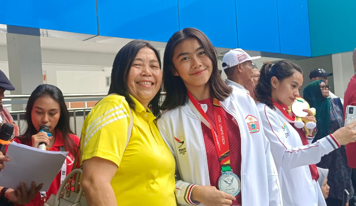 Demi Saksikan Putrinya Bertanding di PON XXI, Ibu Atlet Loncat Indah DKI Ini Rela Tinggalkan Pekerjaan
