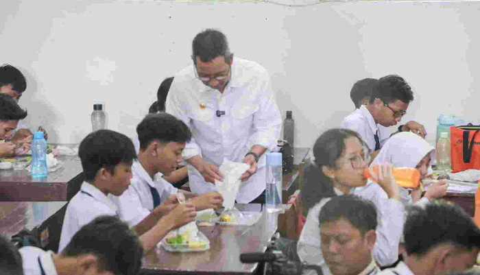 Pj Heru Kembali Uji Coba Makan Gratis, 1.500 Paket Dibagikan