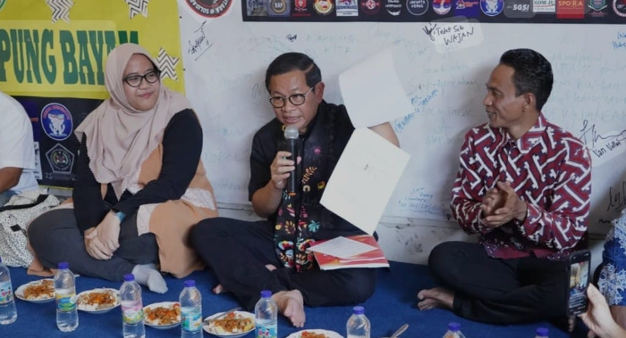Berjanji Realisasikan Janji Anies, Pramono-Rano Teken Pakta Integritas dengan Warga Kampung Bayam