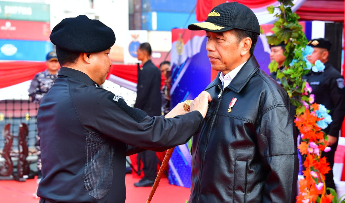 Presiden Jokowi Terima Penghargaan dari TNI AL di Teluk Jakarta