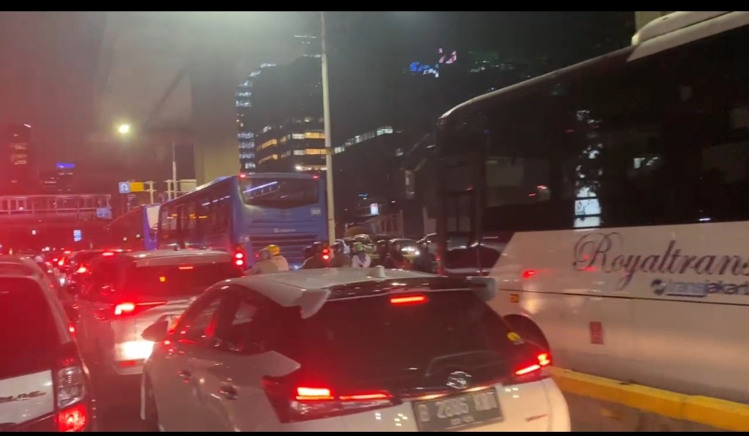 Puluhan Armada Bus Tak Bergerak di Jaksel, Pihak Tranjakarta Seakan Enggan Merespon